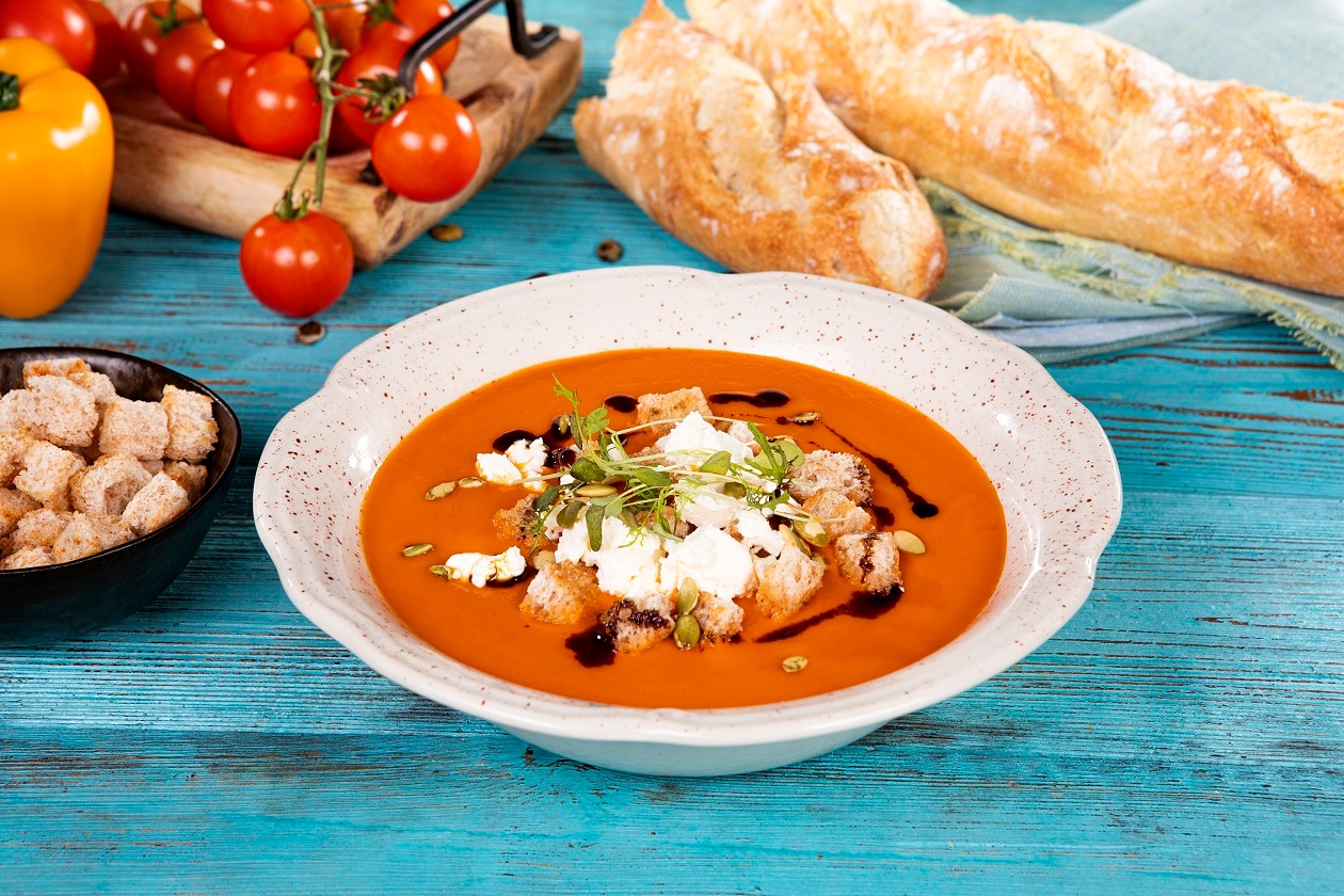 Krem pomidorowo - paprykowy z serem feta i grzankami – - Przepis
