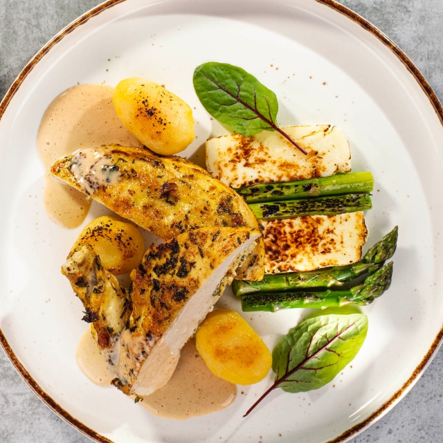 Kurczak w cytrynowej marynacie/ sos sezamowy / szparagi / ser halloumi Kurczak w cytrynowej marynacie/ sos sezamowy / szparagi / ser halloumi