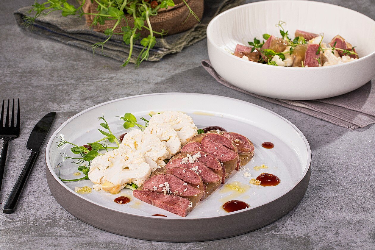Carpaccio z ozorka wieprzowego z piklowanym kalafiorem – - Przepis Carpaccio z ozorka wieprzowego z piklowanym kalafiorem – - Przepis