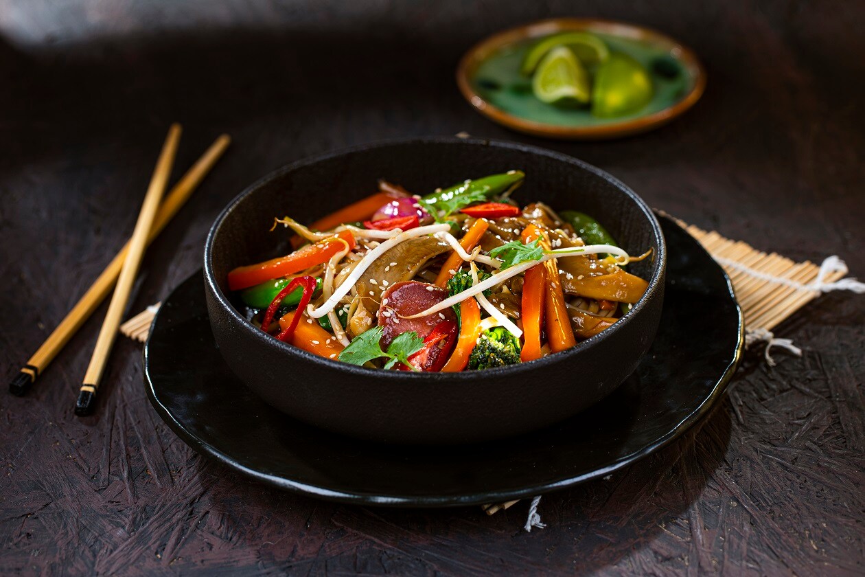 Ozorek wołowy na chrupkich warzywach z makaronem chow mein – - Przepis Ozorek wołowy na chrupkich warzywach z makaronem chow mein – - Przepis