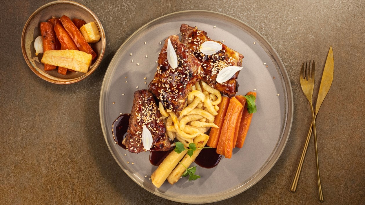 Żeberka wieprzowe/ sos Teriyaki/ warzywa korzeniowe/ spaetzle – - Przepis