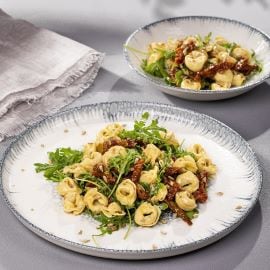 Sałatka z tortellini, suszonymi pomidorami i rukolą Sałatka z tortellini, suszonymi pomidorami i rukolą