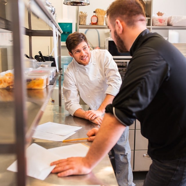 Jak zapobiec marnotrawieniu jedzenia w restauracji i obniżyć food cost