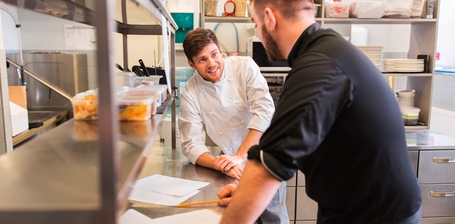 Jak zapobiec marnotrawieniu jedzenia w restauracji i obniżyć food cost