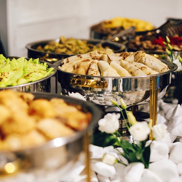 Catering no waste – zachęć gości do niewyrzucania jedzenia!