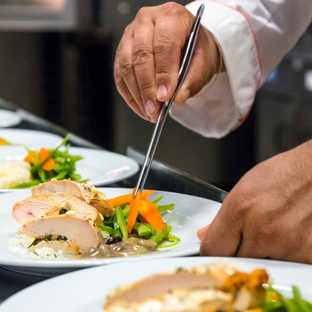 5 zasad: jak stworzyć idealne menu grupowe z udziałem potraw mięsnych