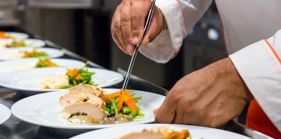 5 zasad: jak stworzyć idealne menu grupowe z udziałem potraw mięsnych