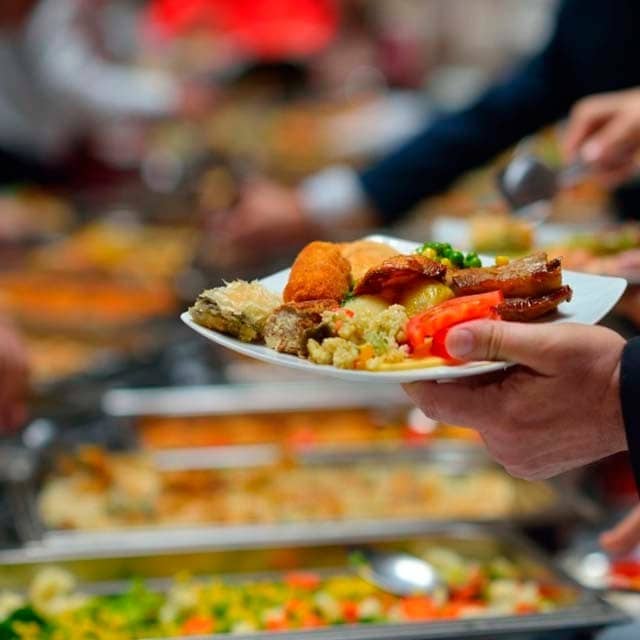 Jak układać i prezentować menu cateringowe?