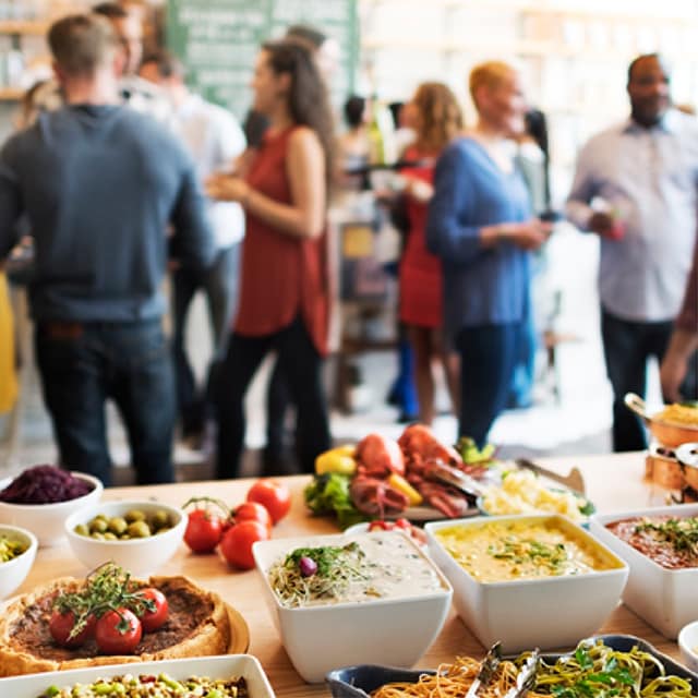 Jak zorganizować catering, który zachwyci gości i na którym zarobisz?